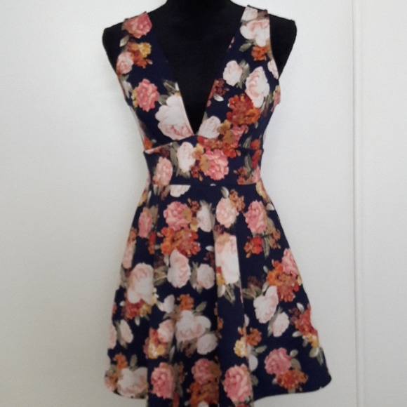Forever 21 Dresses & Skirts - FOREVER 21 FLORAL DRESS ADORABLE